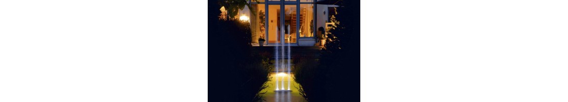 Fontaine télécommandable avec éclairage led pour jardin contemporain.