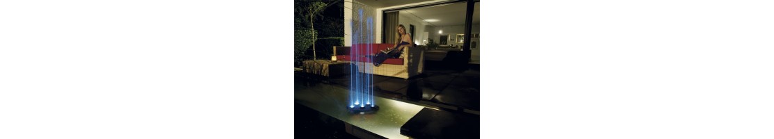 Fontaine télécommandable à 5 jet avec éclairage led pour jardin contemporain.